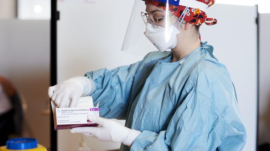 Una profesional sanitaria, en un dispositivo de vacunación masiva frente al Covid-19, en el Palacio de Exposiciones y Congresos de Santander, en Cantabria