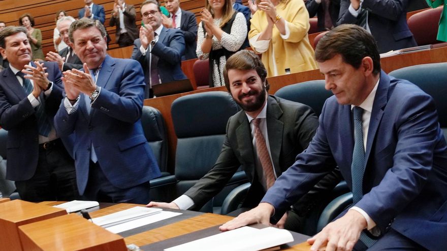 Mañueco presume de políticas contra la violencia machista junto a un socio negacionista