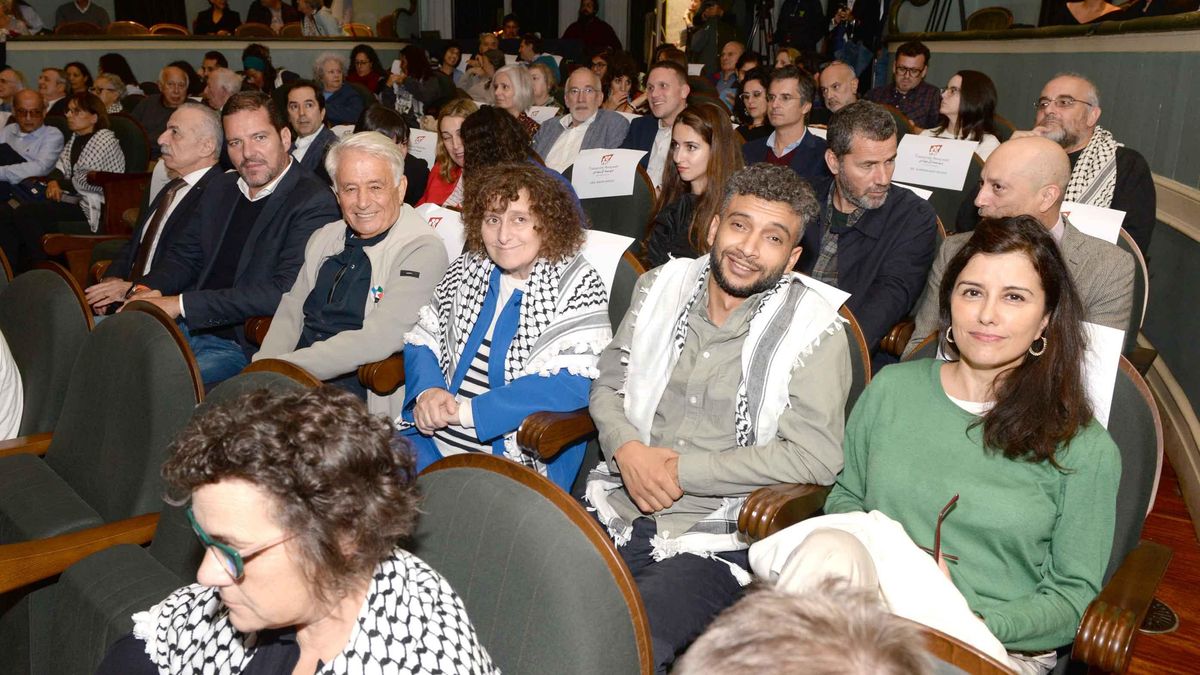 De derecha a izquierda, Olga Rodríguez, Yousef Hammas, Goretti Sanmartín (alcaldesa de Santiago), Ghaleb Jaber Ibrahim (Fundación Araguaney-Puente de Culturas), José López (conselleiro de Cultura) y Husni Abdel Wahed (embajador de Palestina en España)