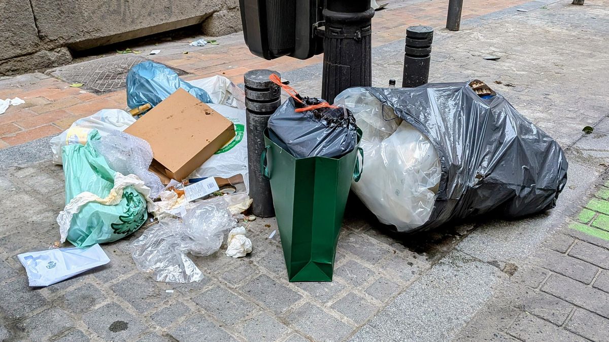 Almeida despliega una 'policía secreta de la limpieza' para multar con hasta 1.100 euros por dejar basura en la calle