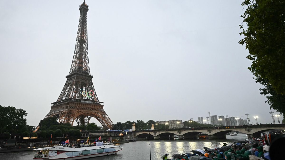 Las delegaciones de Emiratos Árabes Unidos, Ecuador y Eritrea navegan por el Sena