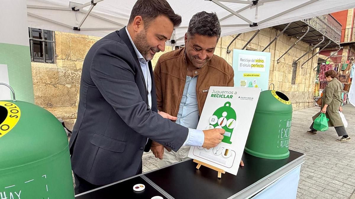 El concejal del Servicio de Limpieza, Jon Fernández, en la carpa informativa de la Plaza Mayor