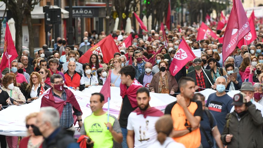 Miles de ciudadanos han protestado este jueves en León por la situación de la provincia