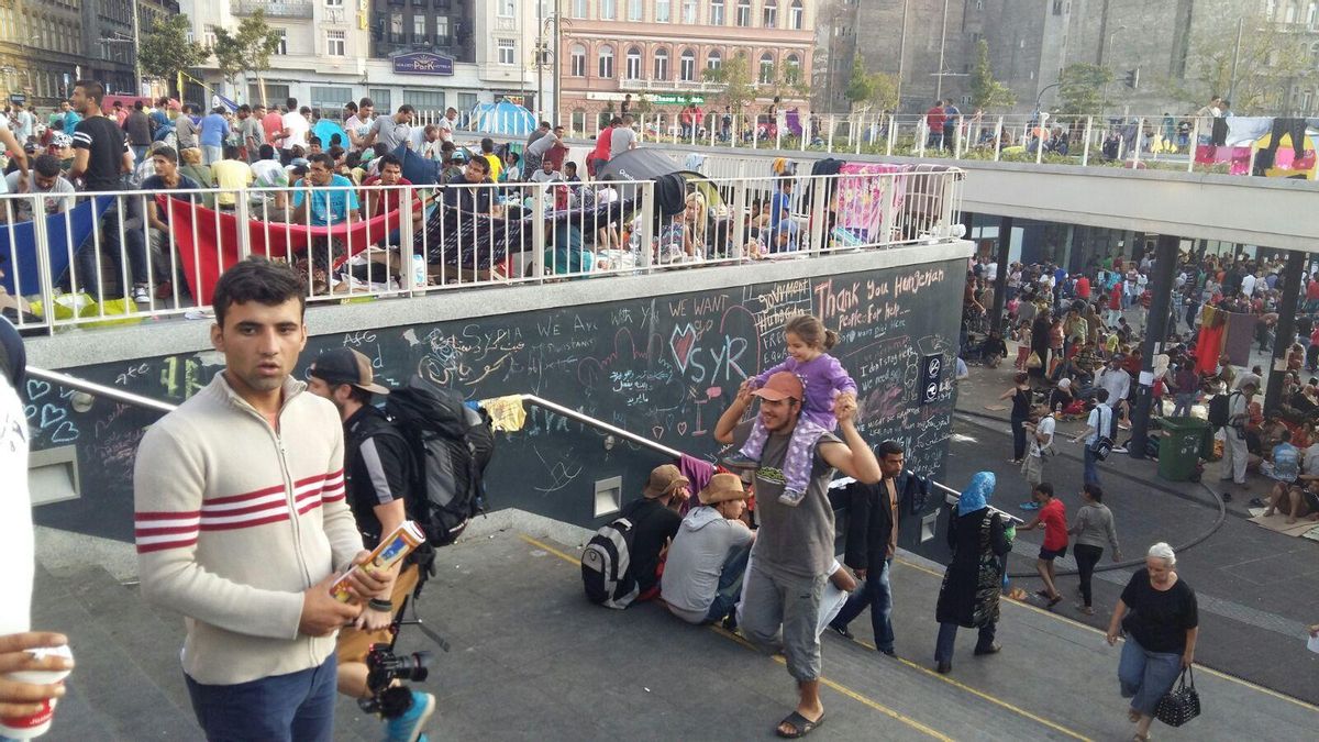 FOTOGALERÍA | Refugiados en la estación de Keleti