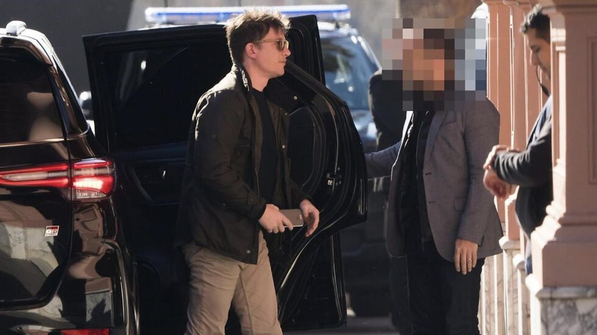 Santiago Caputo tiene a un espía de la SIDE como custodia personal, pese a que no es funcionario del Gobierno