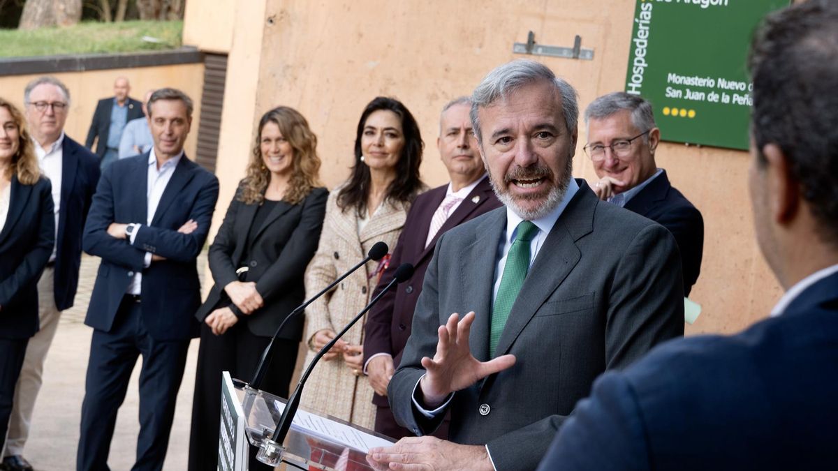 El presidente de Aragón, Jorge Azcón, en una rueda de prensa en Jaca.