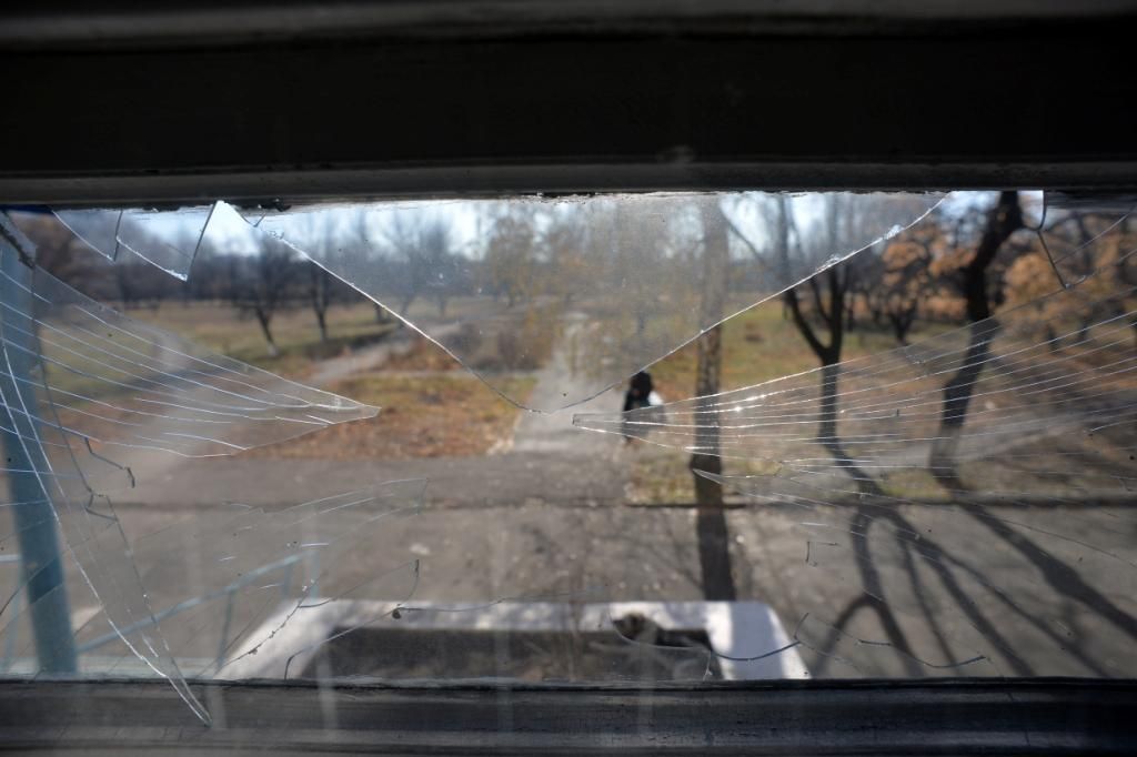 Este hospital situado a las afueras de Debaltsevo, cerca de línea del frente, también ha sido duramente bombardeado, pero el personal todavía consigue que siga funcionando. Tras ser evacuado el pasado 24 de julio, el personal regresó al hospital diez días después encontrando la mayoría de las ventanas reventadas. Dicen que todavía no van a repararlas. El vidrio es demasiado caro y saben que los bombardeos volverán. Fotografía: Julie Rémy / MSF