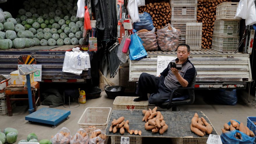 Un vendedor descansa, en Pekín, China. EFE/ Wu Hong/Archivo