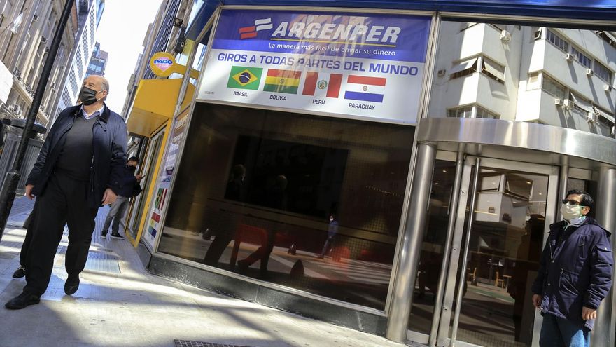 A días de su fin, el Gobierno elimina el adelanto del impuesto PAIS para importaciones pero el dólar tarjeta seguirá caro