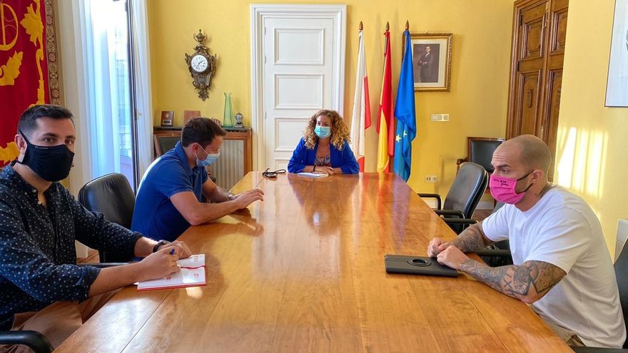 Empresarios del ocio nocturno de Cantabria se reúnen con la delegada del Gobierno.