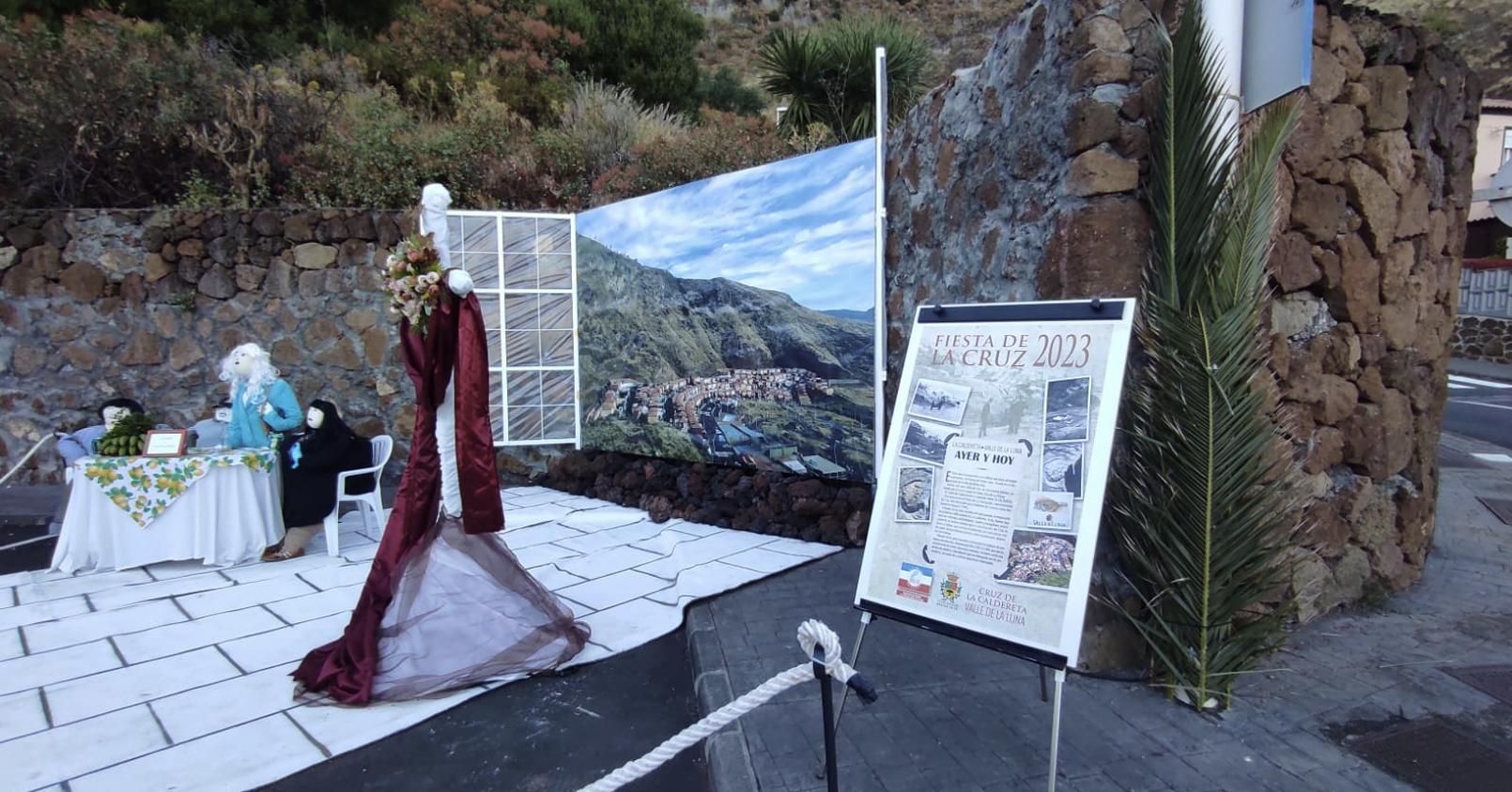 Cruz de La Caldereta-Valle La Luna engalanada por la Asociación de Vecinos.