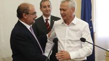 De izquierda a derecha, el presidente de Aragón, Javier Lambán; el alcalde de Binéfar, Alfonso Adán, y Piero Pini