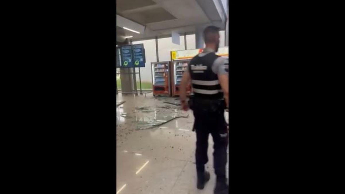 Imatge de restes despreses d'un sostre de l'aeroport de Palma