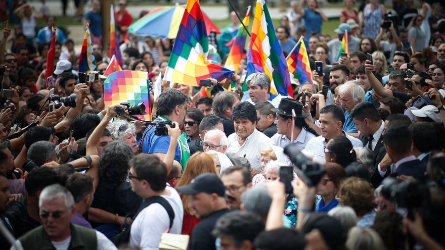 El expresidente boliviano Evo Morales (C) participa en la tradicional ronda de los jueves con las Madres de Plaza de Mayo, este 26 de diciembre de 2019, en Buenos Aires (Argentina).