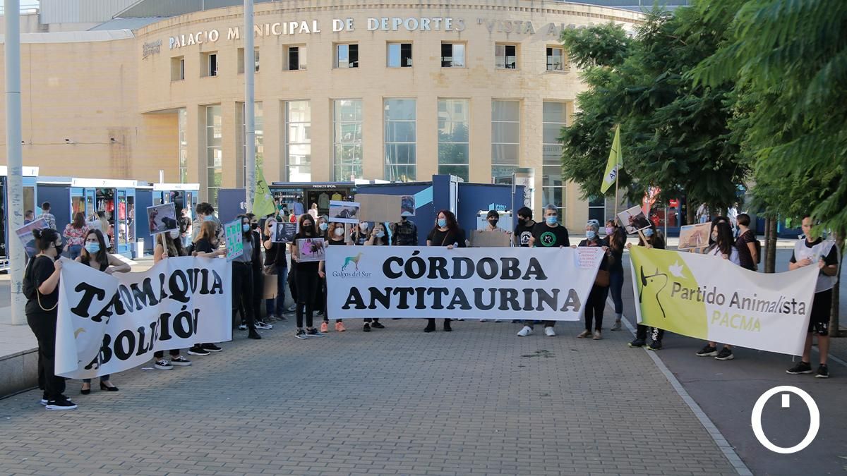 Manifestación en contra de la corrida de toros en el Coso de los Califas