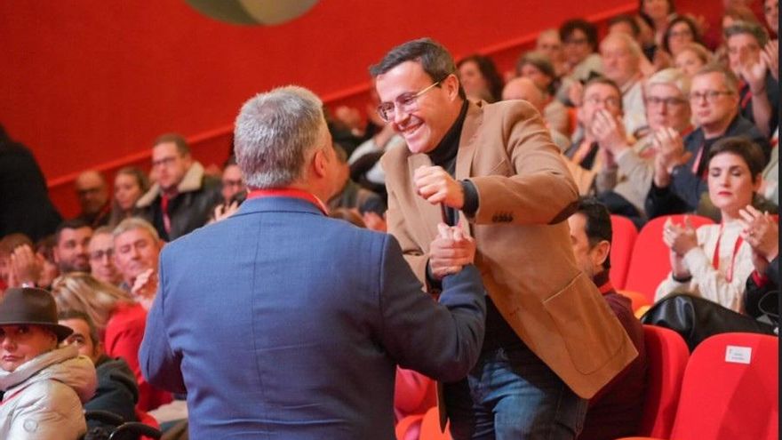El secretario general del PSOE de Extremadura, Miguel Ángel Gallardo, saluda a Santos Cerdán este pasado sábado en el XV Congreso Regional del partido