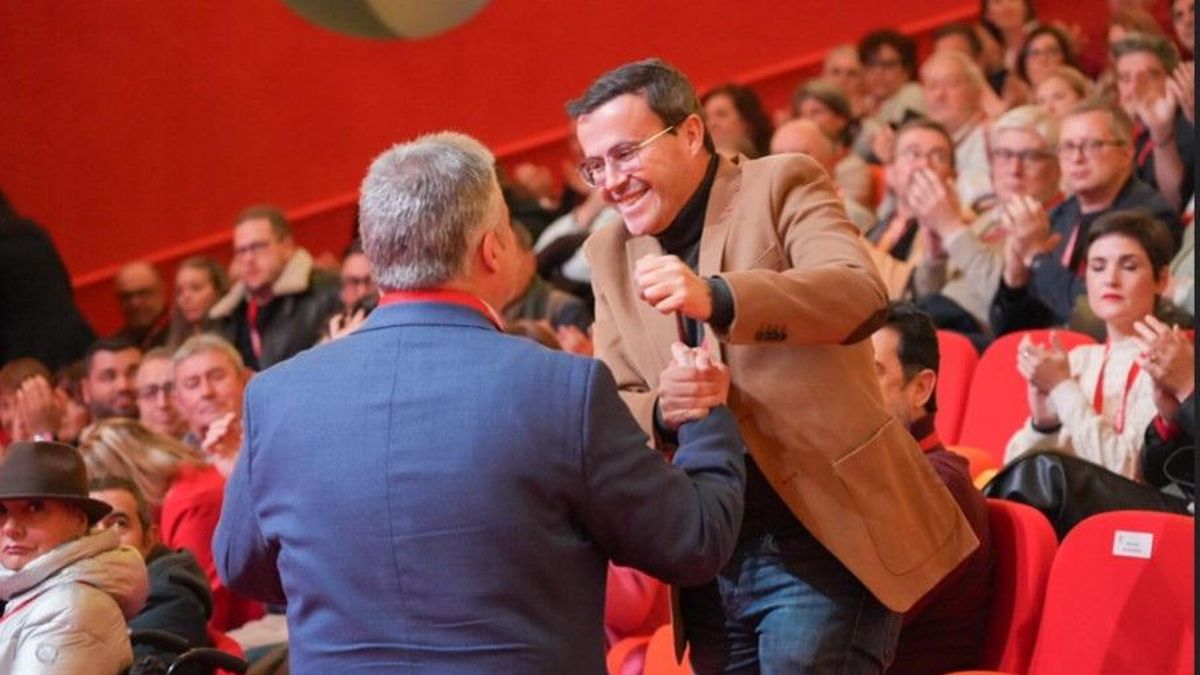 El secretario general del PSOE de Extremadura, Miguel Ángel Gallardo, saluda a Santos Cerdán este pasado sábado en el XV Congreso Regional del partido