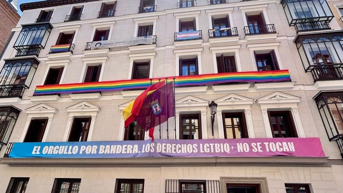 Almeida corrige a Fanjul y frena la retirada de banderas arcoíris en balcones de la oposición para evitar una "estúpida guerra"