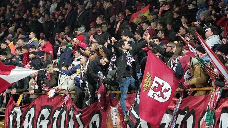 Los jugadores e la Cultural Leonesa celebran la victoria y clasificación. / Peio García / ICAL