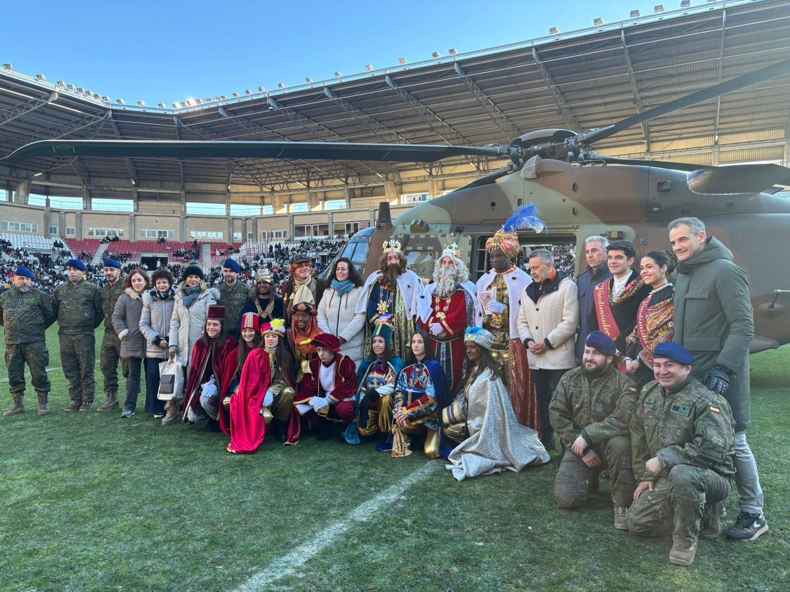 Los Reyes Magos ya están en Logroño: así ha sido el aterrizaje en helicóptero en Las Gaunas