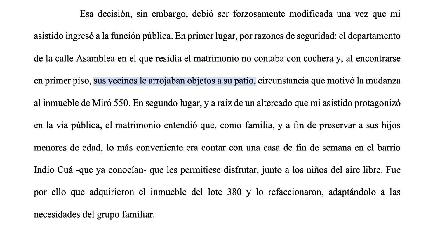 Según la declaración de Adorni, se mudó de un departamento en Parque Chacabuco al de Caballito porque los vecinos le arrojaban cosas al patio.