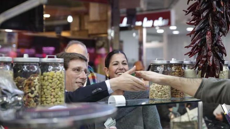 Almeida cambia las reglas del juego en los mercados de Madrid: más turismo gourmet y un modelo cuestionado