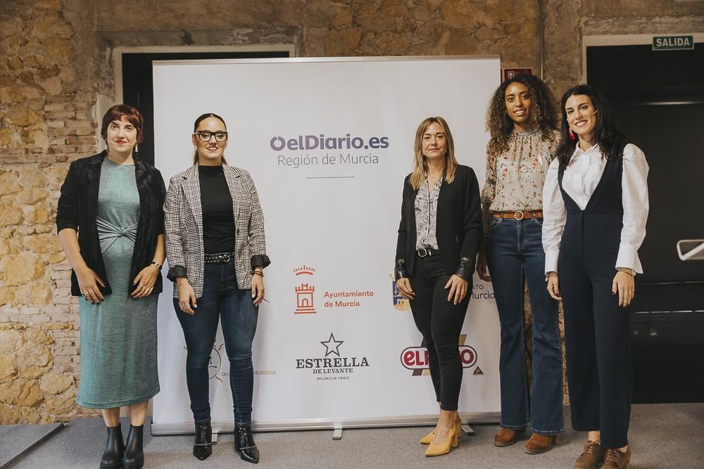 Las periodistas Elisa Reche (izqda) y Olga Lorente (dcha) junto con las concejalas de Deporte de Lorca, Irene Jódar, y Alhama de Murcia, Rosa Sánchez, y la presidenta de la Federación de Atletismo de la Región, Pruden Guerrero (centro)
