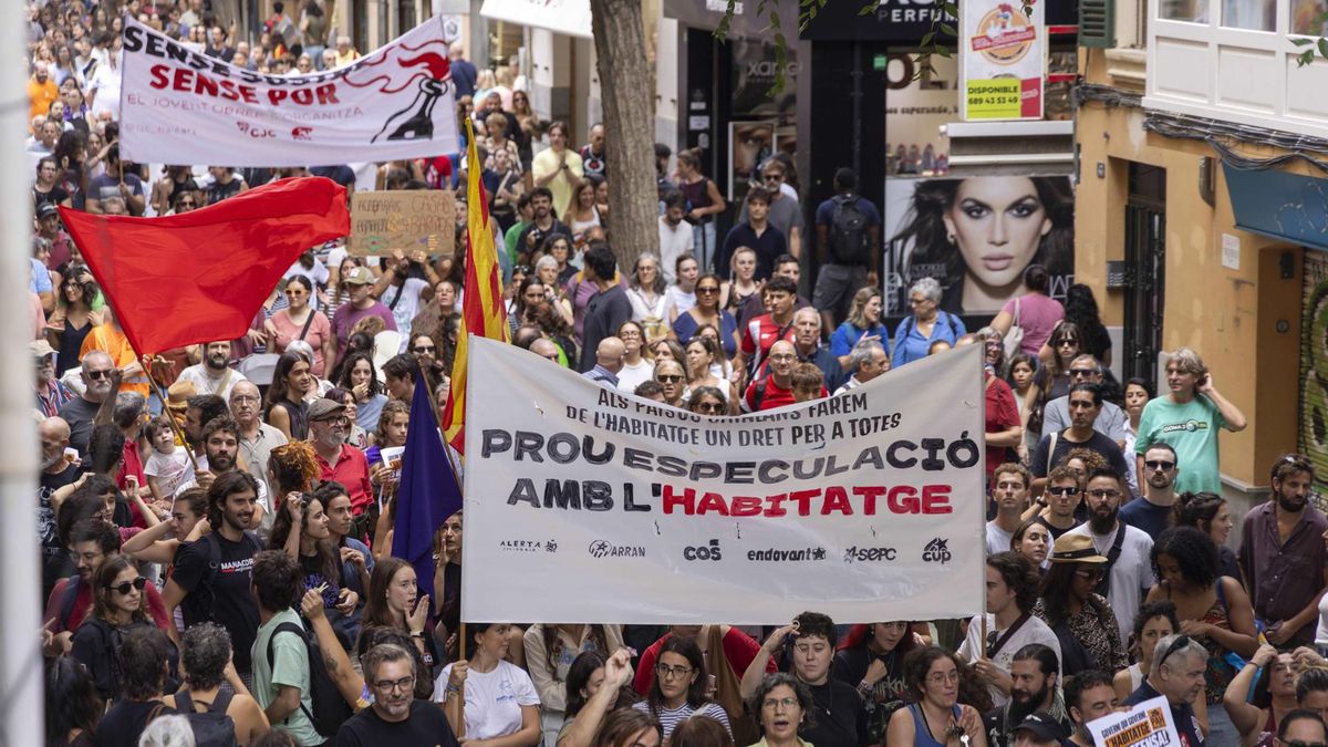 Alrededor de 3.000 personas, según la Policía Nacional, se han manifestado este sábado por el centro de Palma.