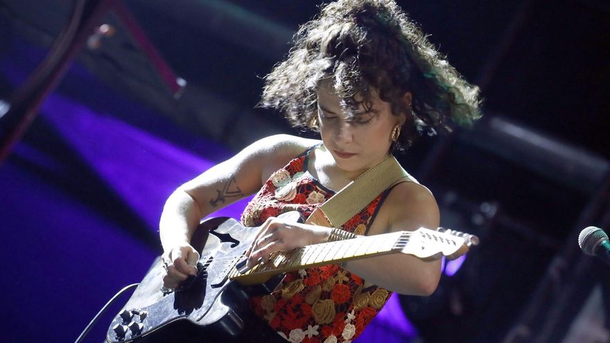 La guitarrista del dúo franco marroquí Taxi Kebab durante el concierto que ofrecieron este sábado en la tercera jornada del festival de música, artes y danza Womad Las Palmas de Gran Canaria 2022. EFE/ Elvira Urquijo A.