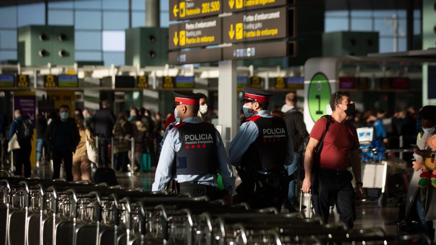 Dos agentes de los Mossos d'Esquadra en el aeropuerto de El Prat, a 19 de noviembre de 2021, en Barcelona, Cataluña (España).