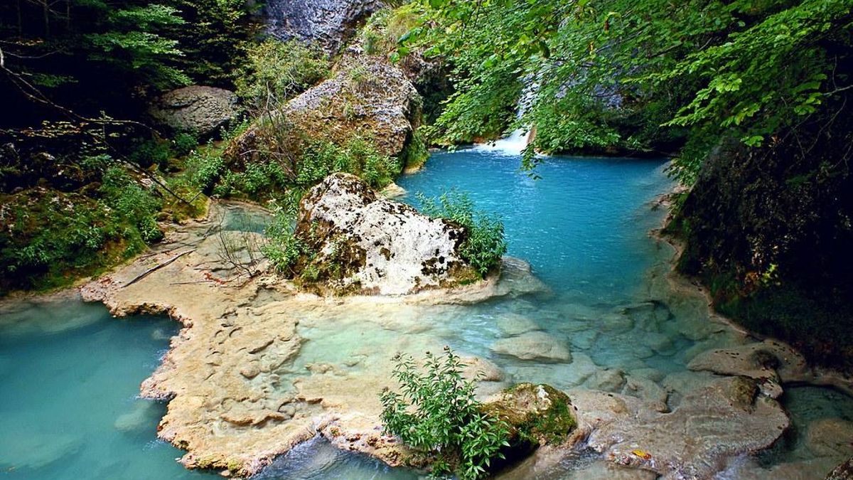 El río de aguas turquesas que no está en el Caribe: nace en Navarra y solo se visita con reserva