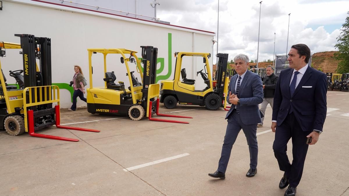 Inauguración de las nuevas instalaciones de la empresa GAM en Villacé, en el municipio de Villamañán, con presencia de Juan Carlos Suárez-Quiñones (derecha) y Eduardo Diego. 