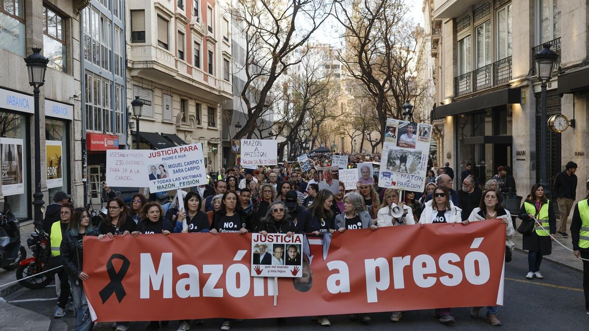 Cabecera de la manifestación de este sábado contra Carlos Mazón.