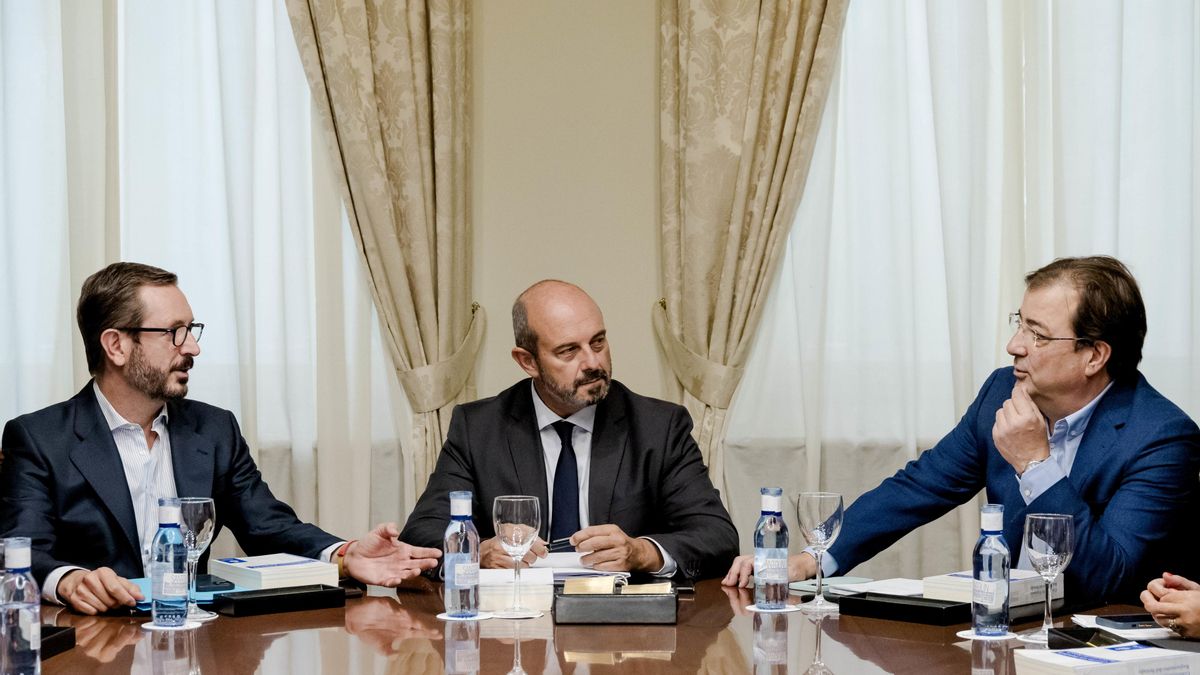 (I-D) El vicepresidente primero de la Mesa del Senado, Javier Maroto; el presidente en el Senado, Pedro Rollán y el vicepresidente segundo de la Mesa, Guillermo Fernández Vara.