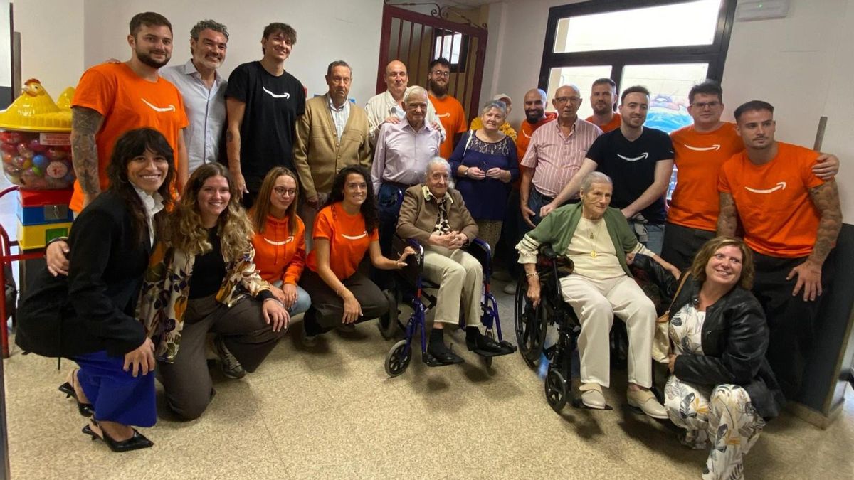 Encuentro entre voluntarios y mayores en el centro social de El Burgo de Ebro.
