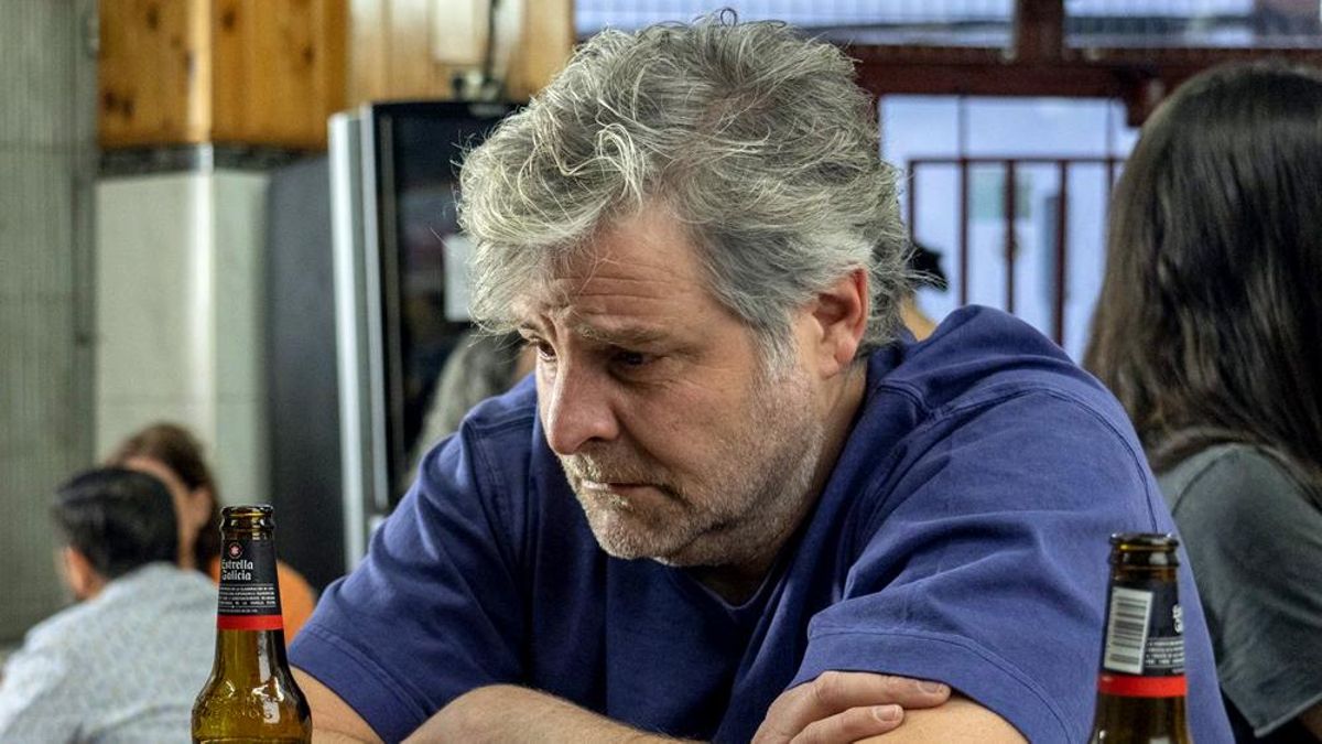 Raúl Cimas "sufre" en la temporada 2 de 'Poquita fe' en Movistar: "La comedia es la realidad con toda su amargura"