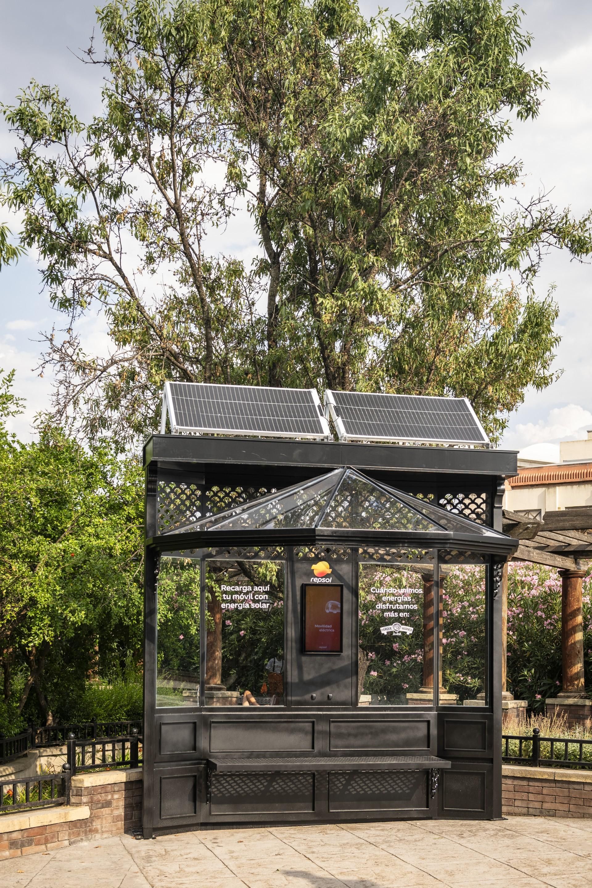 Punto de recarga de móviles con energía solar en Parque Warner