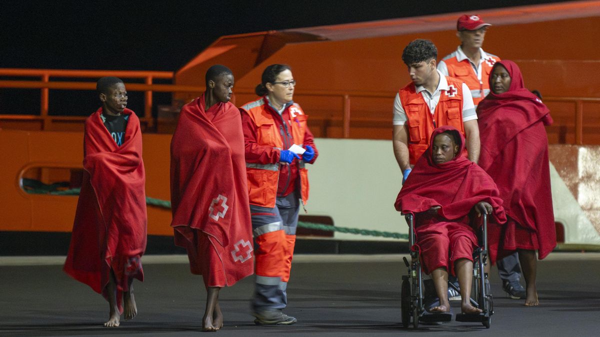 Algunas de las personas rescatadas por Salvamento Marítimo esta madrugada en Lanzarote