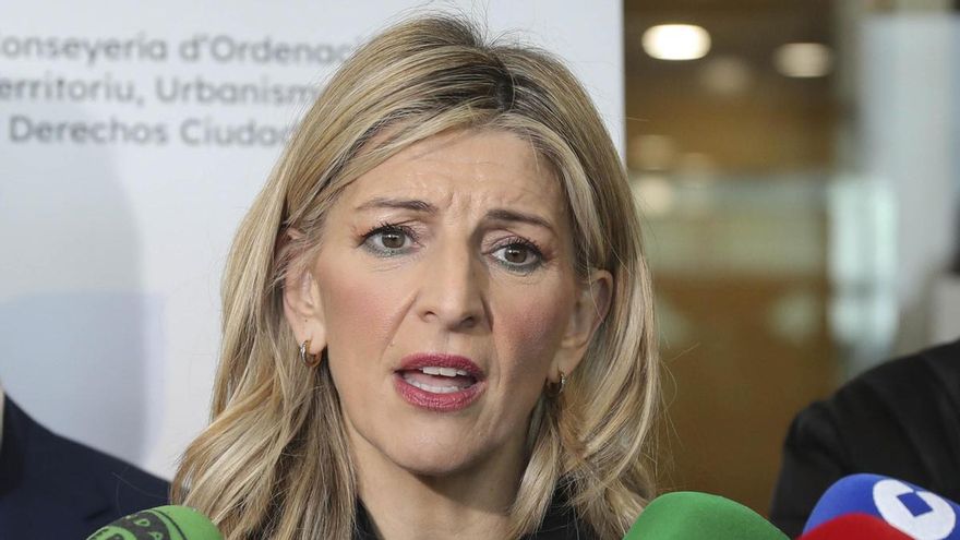 La vicepresidenta segunda del Gobierno y ministra de Trabajo y Economía Social, Yolanda Díaz, atiende a los medios en una imagen de archivo.