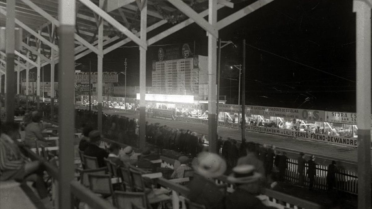 Vista nocturna del circuito desde una de las tribunas