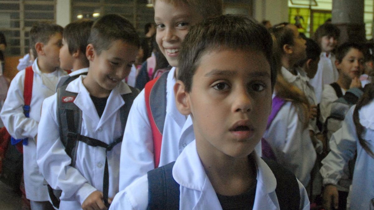 Escuelas sin mochila: crece en el país una medida de seguridad ante amenazas de tiroteos