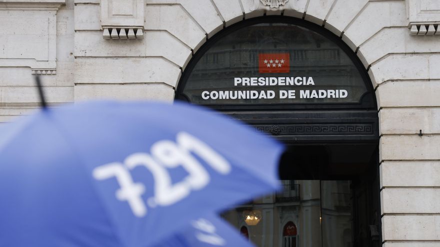 Familiares de fallecidos en residencias durante la pandemia en una concentración en la Puerta del Sol