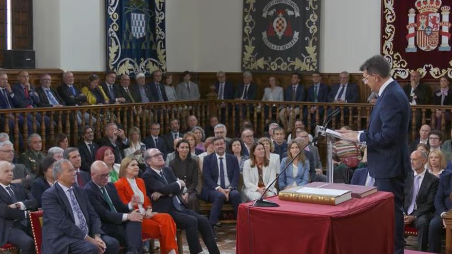 Carmelo García toma posesión del cargo de rector de la Universidad de Alcalá apelando a la Educación pública