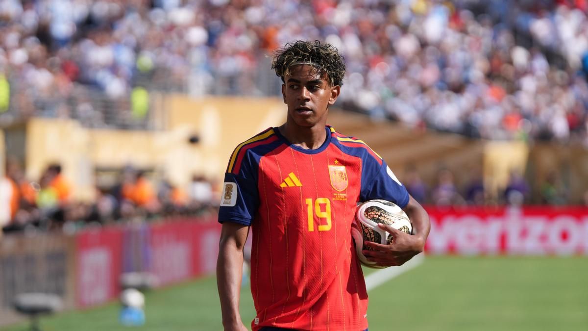 De Messi y Rodri, a Putellas y Pina: la lista completa de futbolistas que optan al Balón de Oro