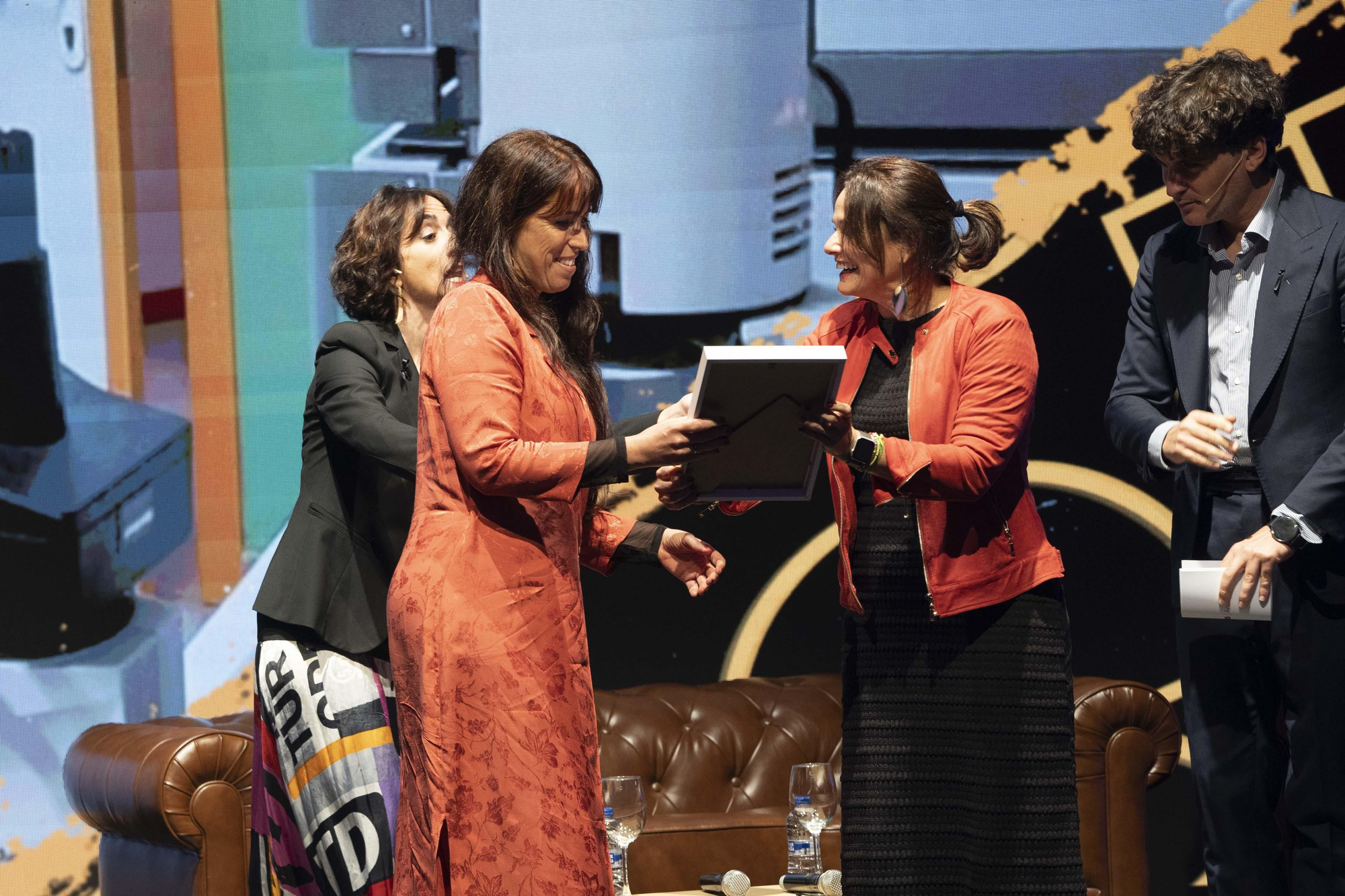 Gloria Brea, recibiendo el premio de la mano de la alcaldesa de Espartinas, Cristina Los Arcos.