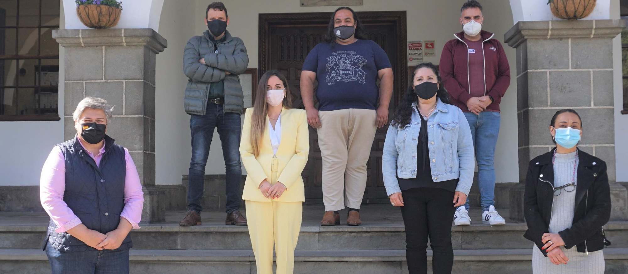 Los artistas junto a las autoridades municipales.