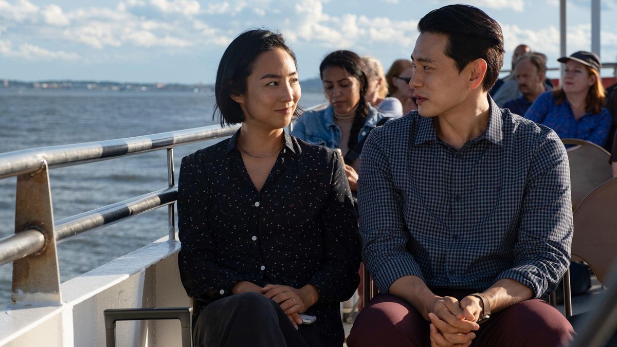 Fotograma cedido por A24 donde aparece la actriz Greta Lee en su papel de Nora, junto al actor Teo Yoo en su papel de Hae Sung, durante una escena de 'Past Lives'. 