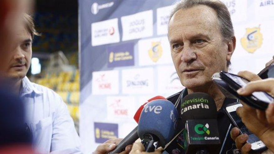 Aíto destaca que el apoyo de la afición "es muy importante" para "no bajar los brazos"