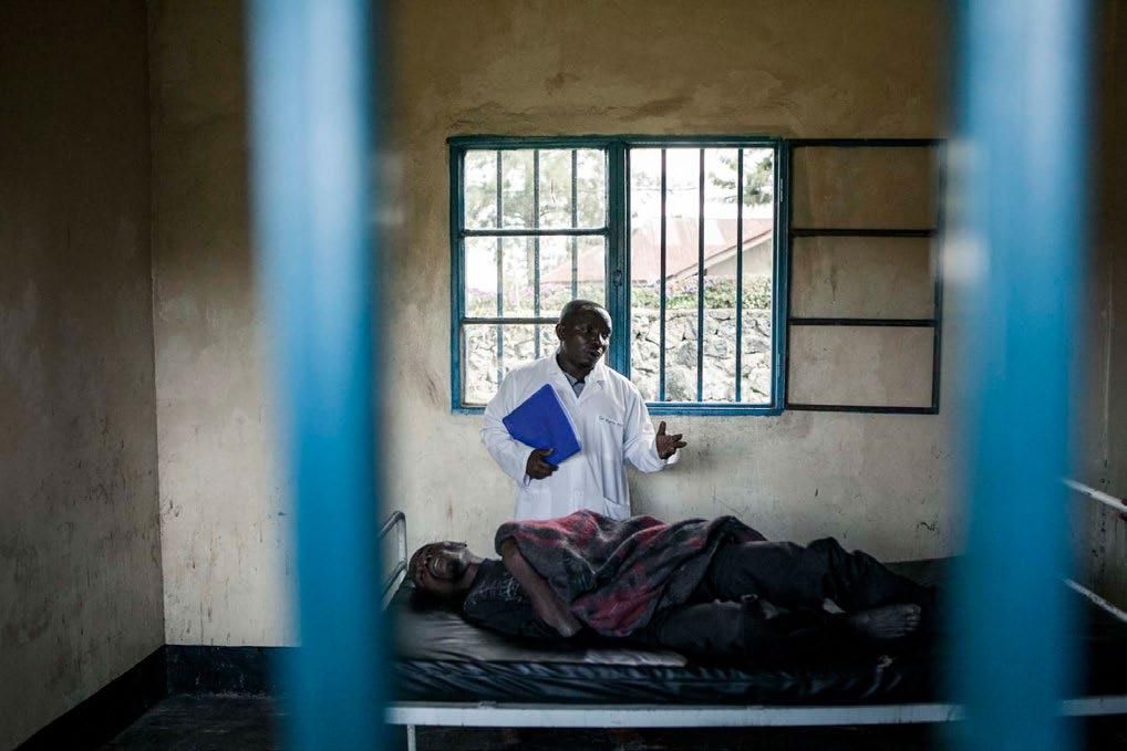 El doctor Moise Mbusa visita a los pacientes regularmente. Foto: Patrick Meinhardt
