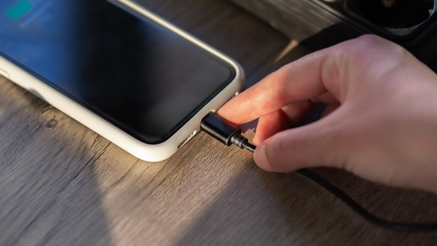 Por qué el orden en el que conectamos el cable para cargar el móvil tiene más importancia de la que parece